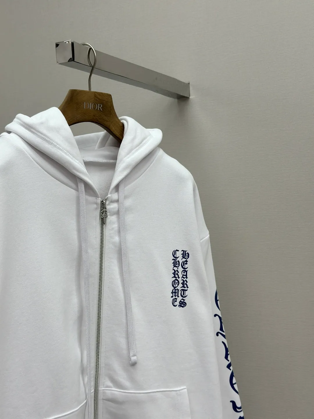 P470 Chrome Hearts letter-printed zipper, custom-made soft cloud-like 100% cotton velvet feel fabric, delicate and smooth, comfortable and close to the skin, with pure white as the base, indigo lines cut neatly into the cracks, Western Gothic text embellishment on the chest, controlling the visual focus and extending vertically from the wrist to the shoulder line, a magical stroke that breaks the monotony. The zipper hooded silhouette deconstructs the lazy drape carrying velvet. When Gothic font meets all white, it retains the coolness of Gothic. The purity of white dissolves the depression of darkness, giving concrete expression to the sweet-cool balance and unlocking a multi-faceted style. Process 1: Use glue printing. The printing is modified three times with the film screen. Use glue paint to print the pattern on the fabric. Bake the fabric to fix the printing pattern. Process 2: The fabrics are washed and have a better hand feel. Not easy to deform. Not easy to shrink. Not easy to fade. Maintain long-term beauty. Accessories: Customized CH zipper. Customized CH trademark. Version: Loose fit Size: S M L XL